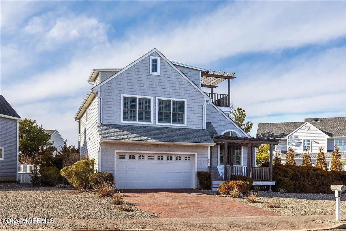 4 bed, 3.5 bath, 2207 sqft, $6,500 — Photo 1