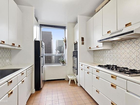 4th image of 15 W 53rd St #32B