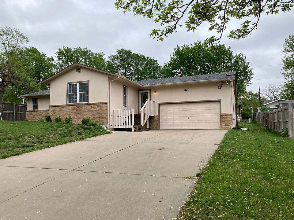 1st image of 1112 Village Dr