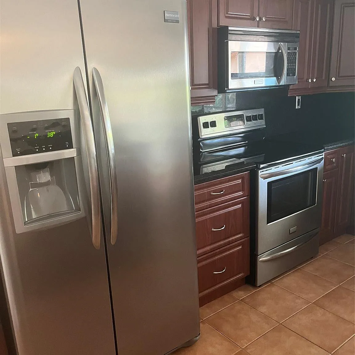 3 bed, 2.0 bath, 1758 sqft, $3,750 — Photo 3