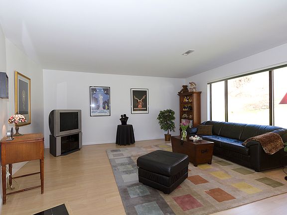 4th image of 323 N Greeley Ave