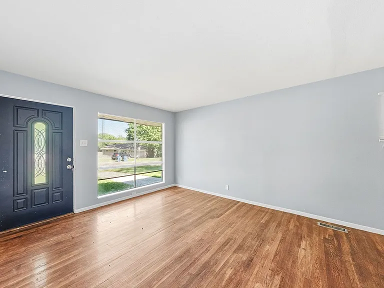 10700 Spring Garden Dr — Photo 11