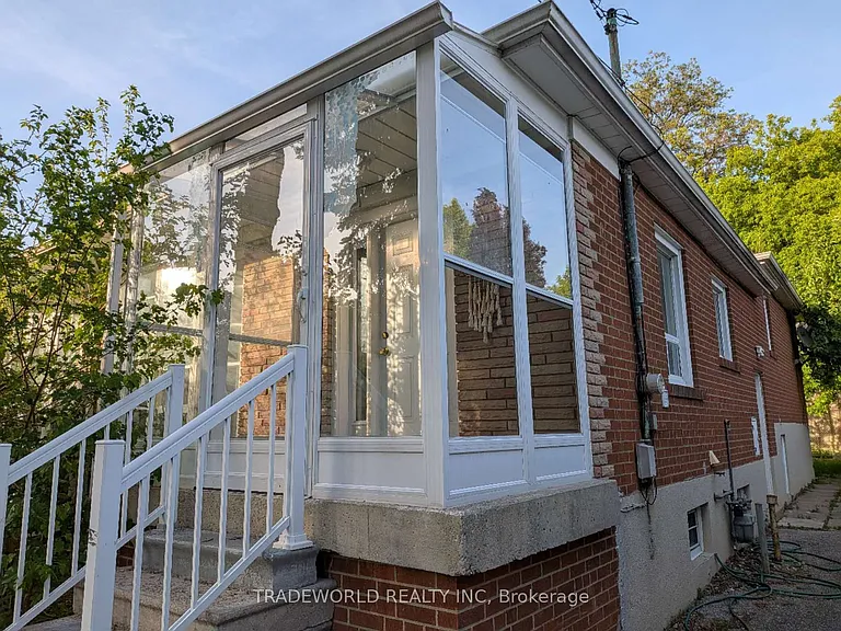 25 Linelle St #UPSTAIRS — Photo 1