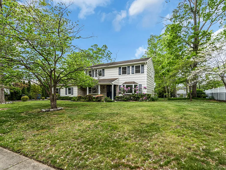 321 Marc Dr — Photo 5