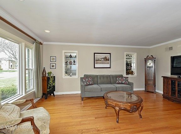 2nd image of 829 Robinhood Ln
