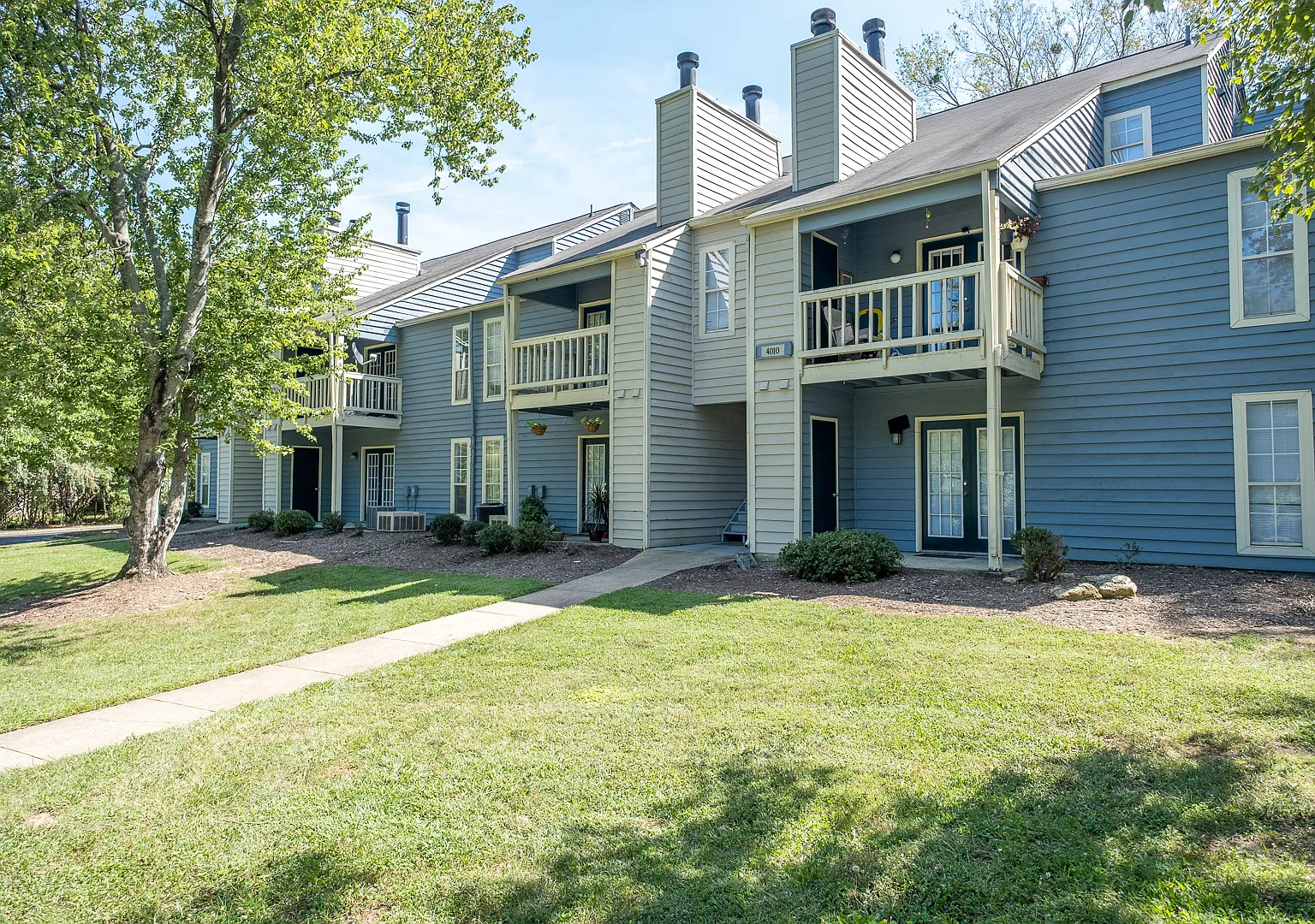 THE OAKS APARTMENTS — Photo 1