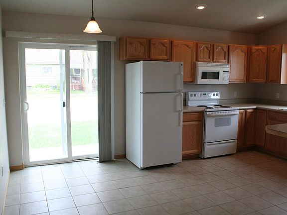 Kitchen - sliding glass door exits to lawn
