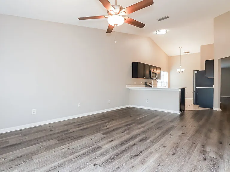 1011 Hardwood Dr — Photo 4