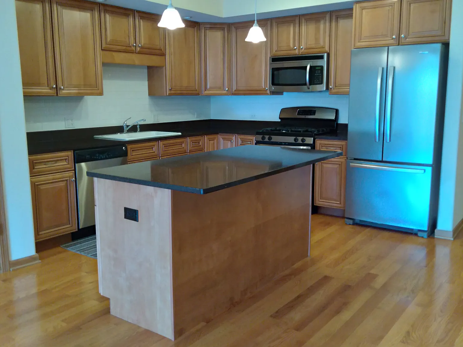 2 bed, 1300 sqft, $2,500 — Photo 2