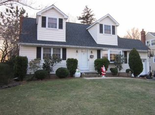 50 Fordham Ave, Hicksville, NY 11801
