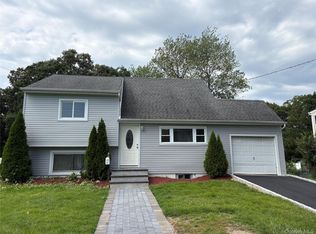 24 Carl St, Ronkonkoma, NY 11779