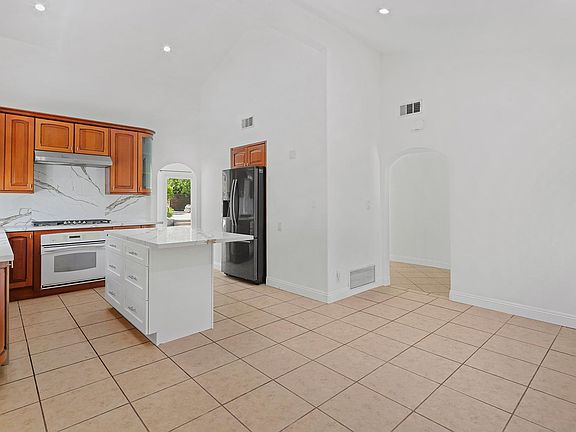 5th image of 24385 Crestlawn St