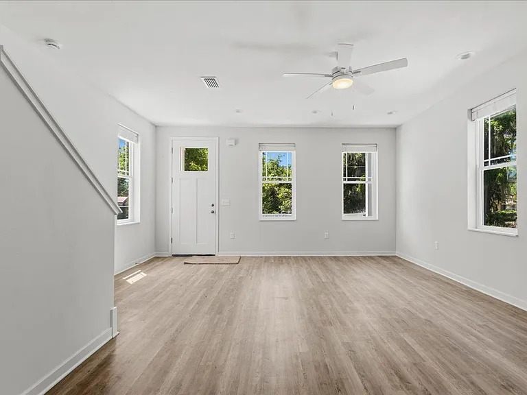 516 SW 7th Pl — Photo 3