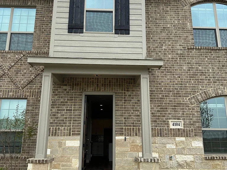 4104 Avion Dr — Photo 3