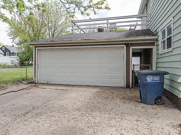 2nd image of 1858 Wellesley Dr #2