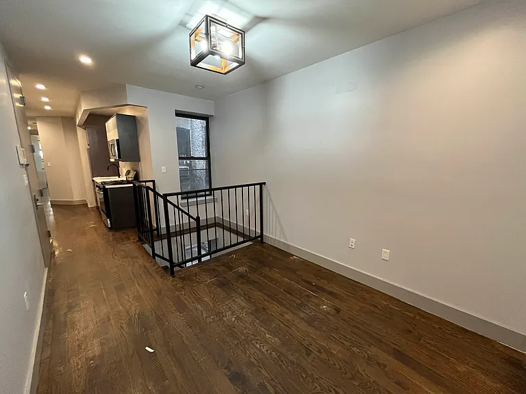 1713 Gates Ave #1R — Photo 5