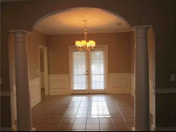 3rd image of 303 Arlington Cir