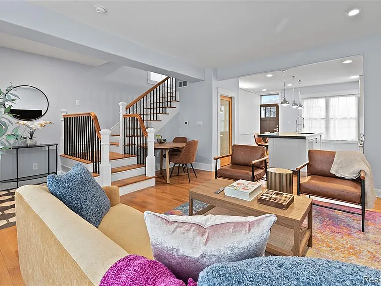 370 E Grand Blvd — Photo 4