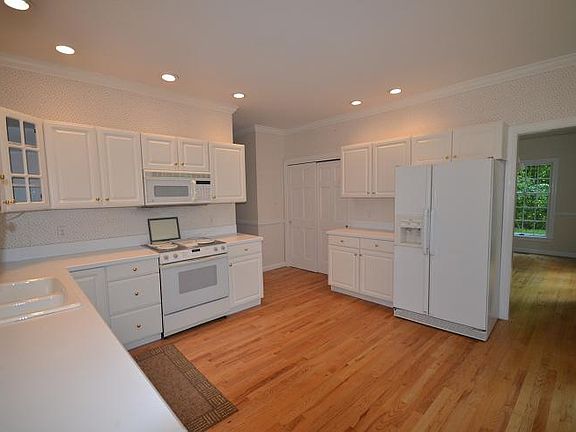 4th image of 28486 Kings Woods Dr