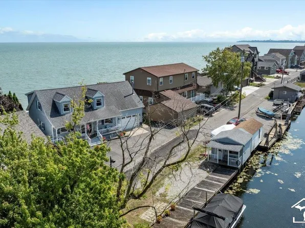 7146 Lakeshore Dr, Newport, MI 48166