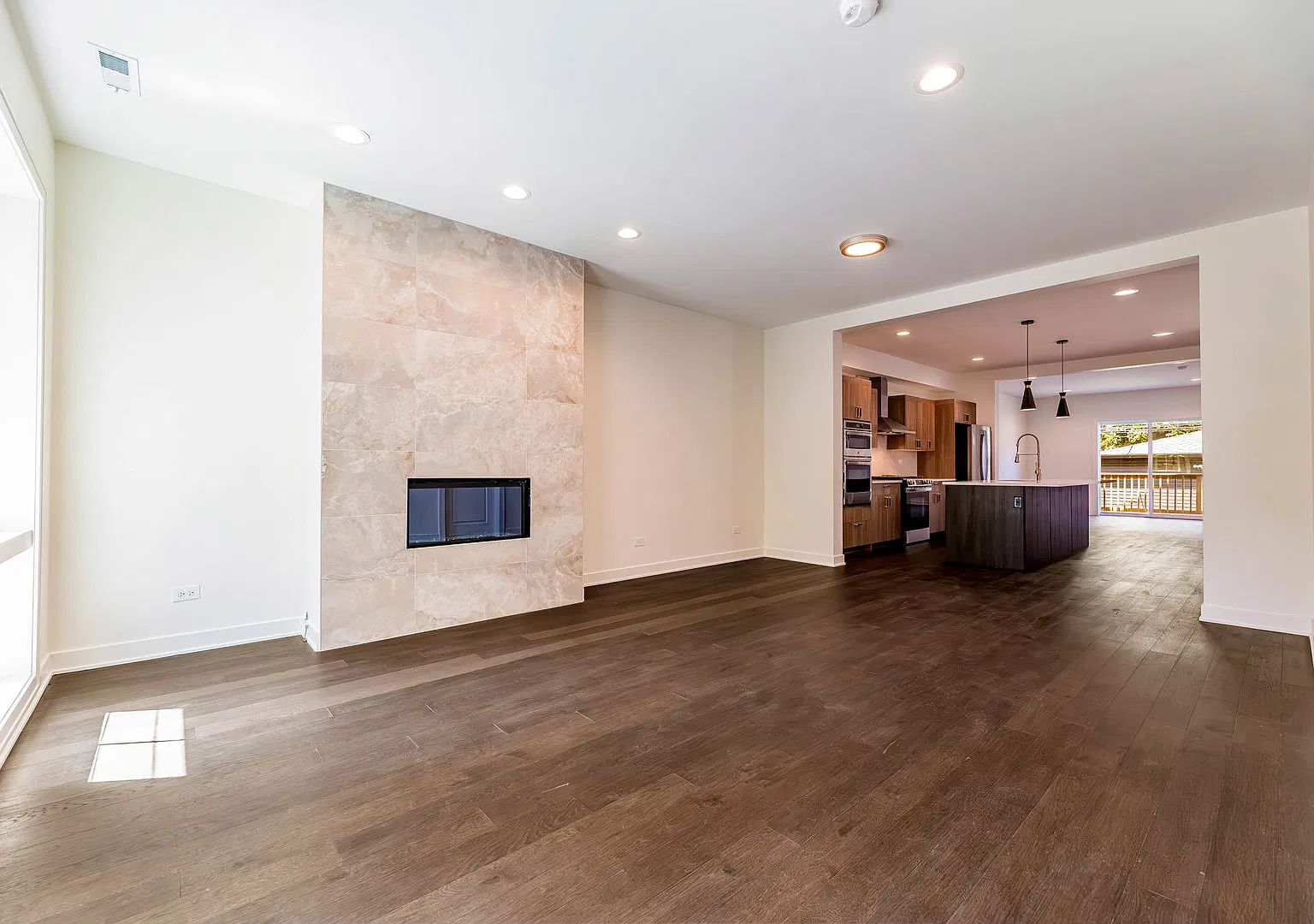 3 bed, 2.5 bath, 1925 sqft, $3,000 — Photo 2