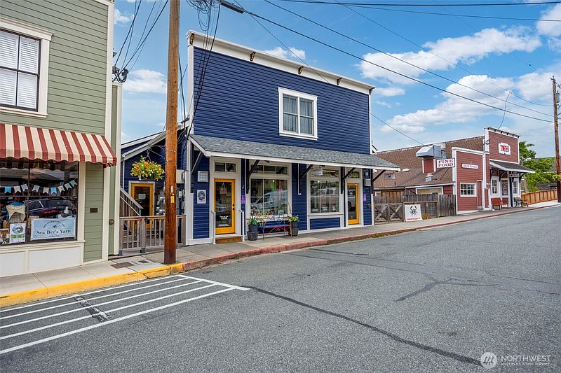 2nd image of 10 Front Street NW