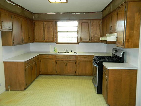 4th image of 901 E 7th St