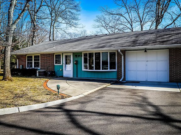4th image of 179B Sterling Ct #100B