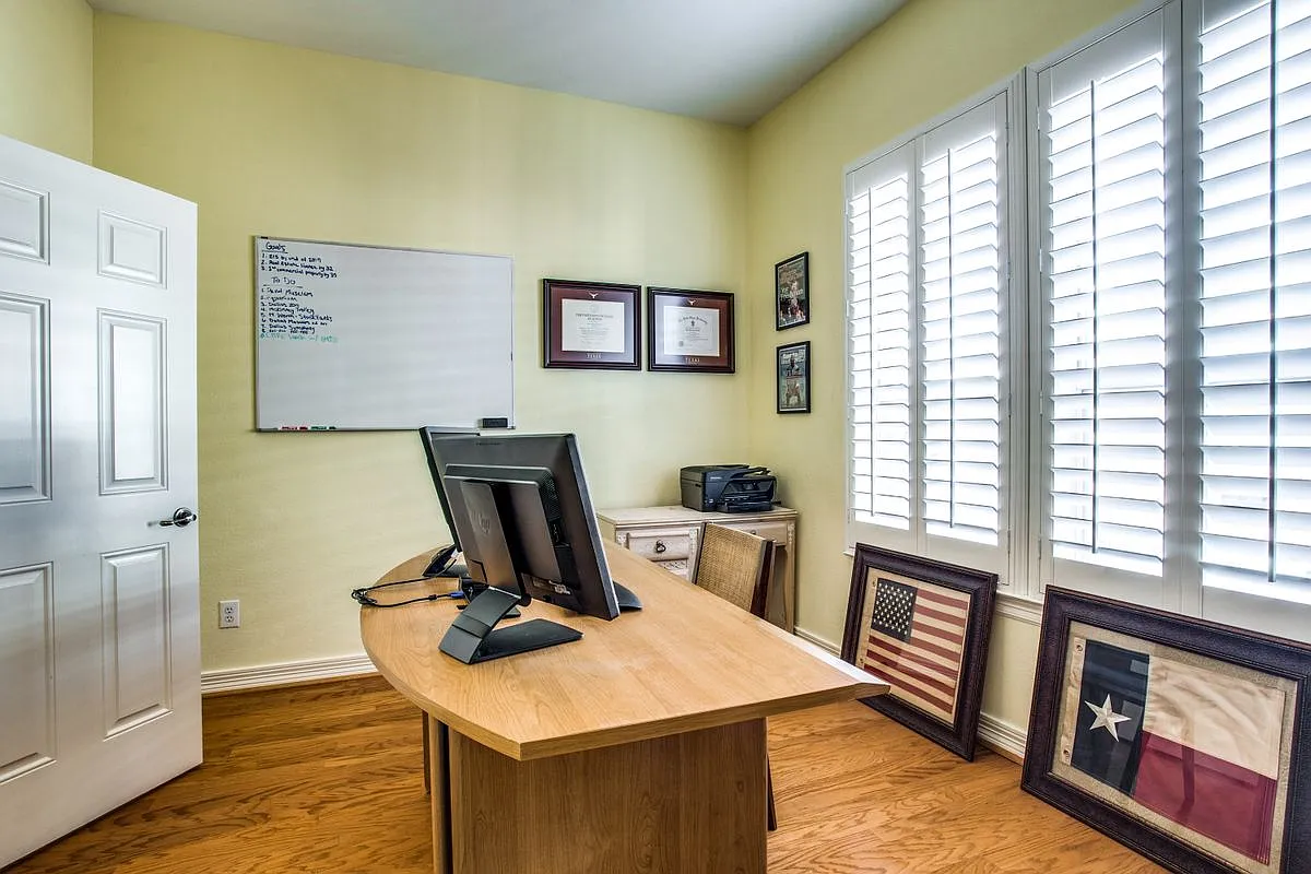 3 bed, 3.5 bath, 2356 sqft, $3,950 — Photo 3