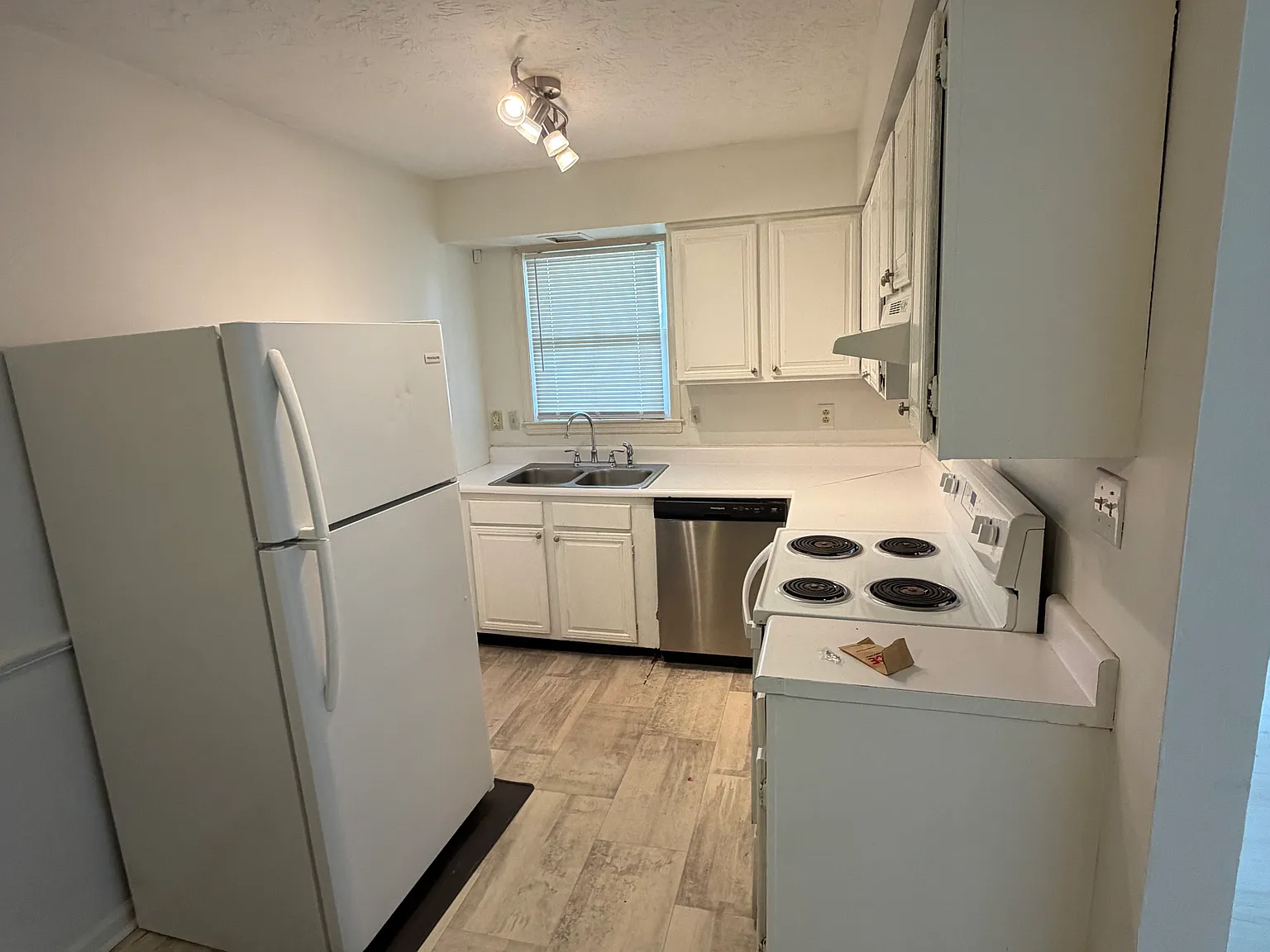 2 bed, 900 sqft, $950 — Photo 4