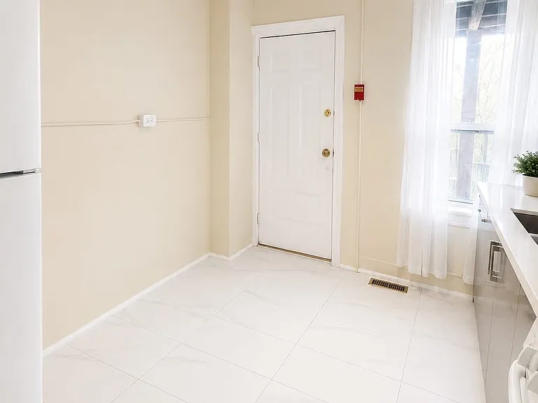 1355 Danforth Ave #2 — Photo 8