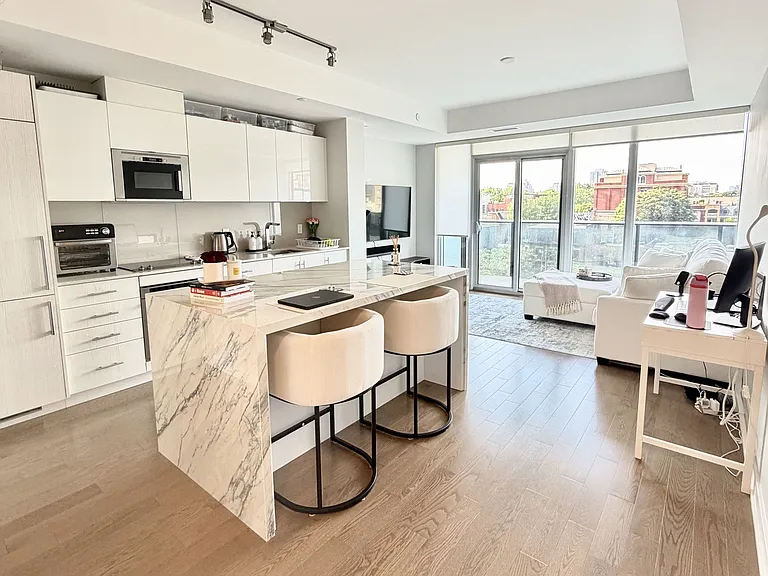 330 Richmond St W #609 — Photo 1