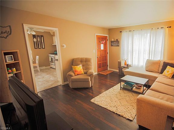 4th image of 15406 Montrose Ave