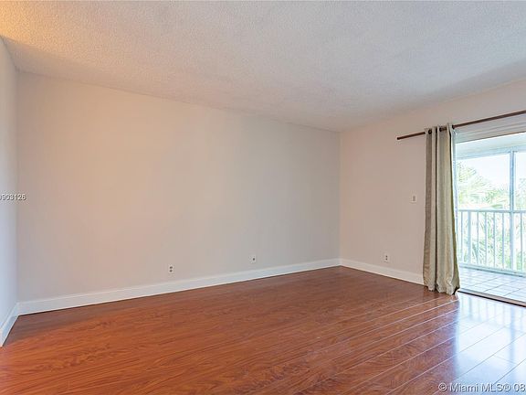 3rd image of 140 Lakeview Dr APT 307
