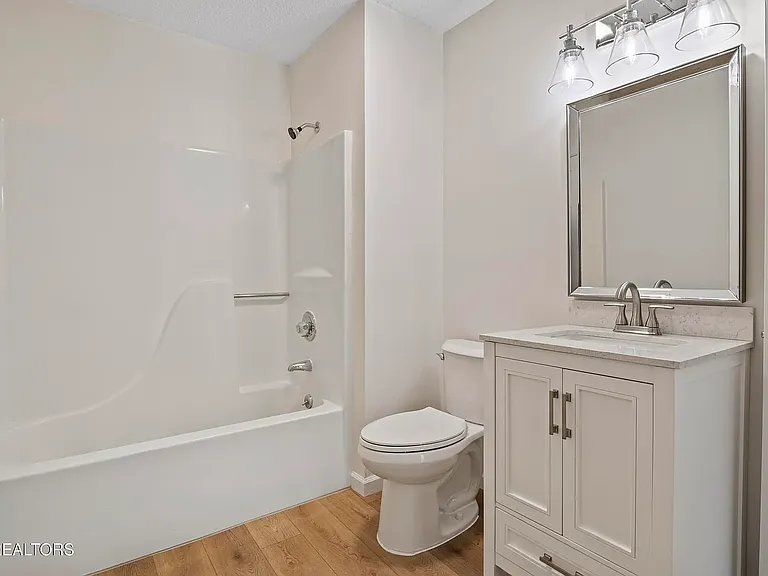 Bathroom (main floor)