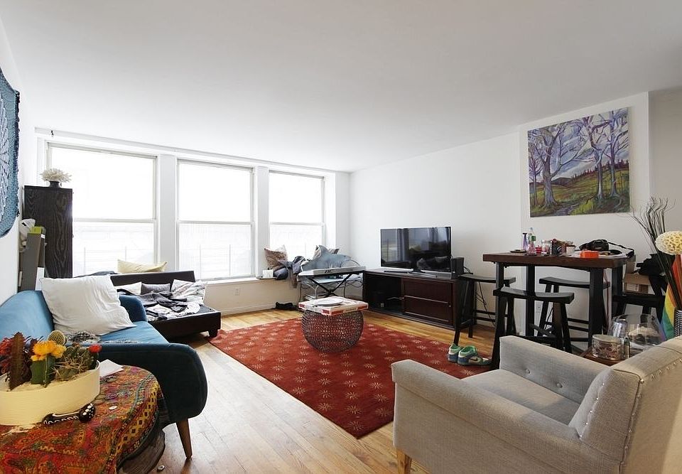 1st image of 136 William St Ph A