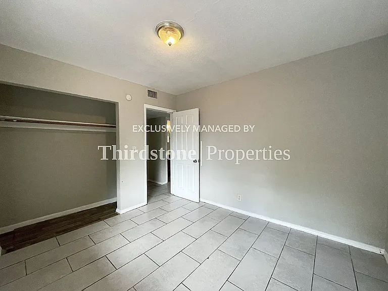 1437 W 26th St #4 — Photo 11