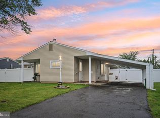 6 Swan Ln, Levittown, PA 19055