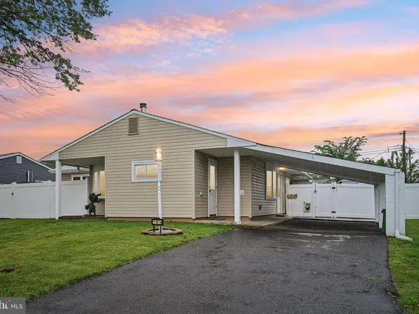 6 Swan Ln, Levittown, PA 19055