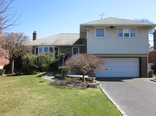 9 Village Rd, Syosset, NY 11791