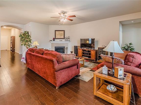 4th image of 1732 Crescent Oak St