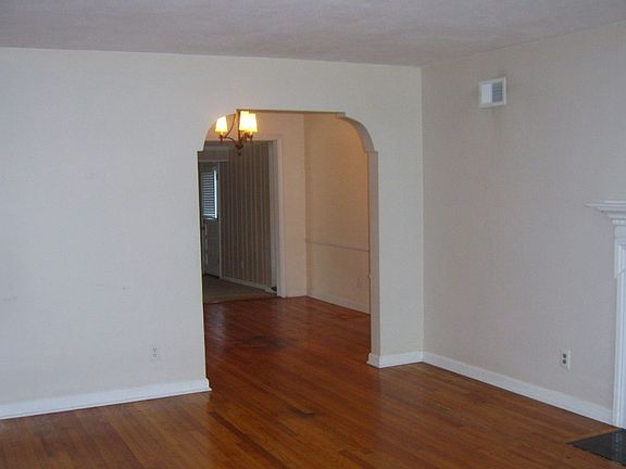 4th image of 320 Kensington Dr