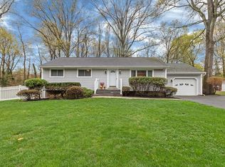 4 Phillips Dr, Airmont, NY 10901