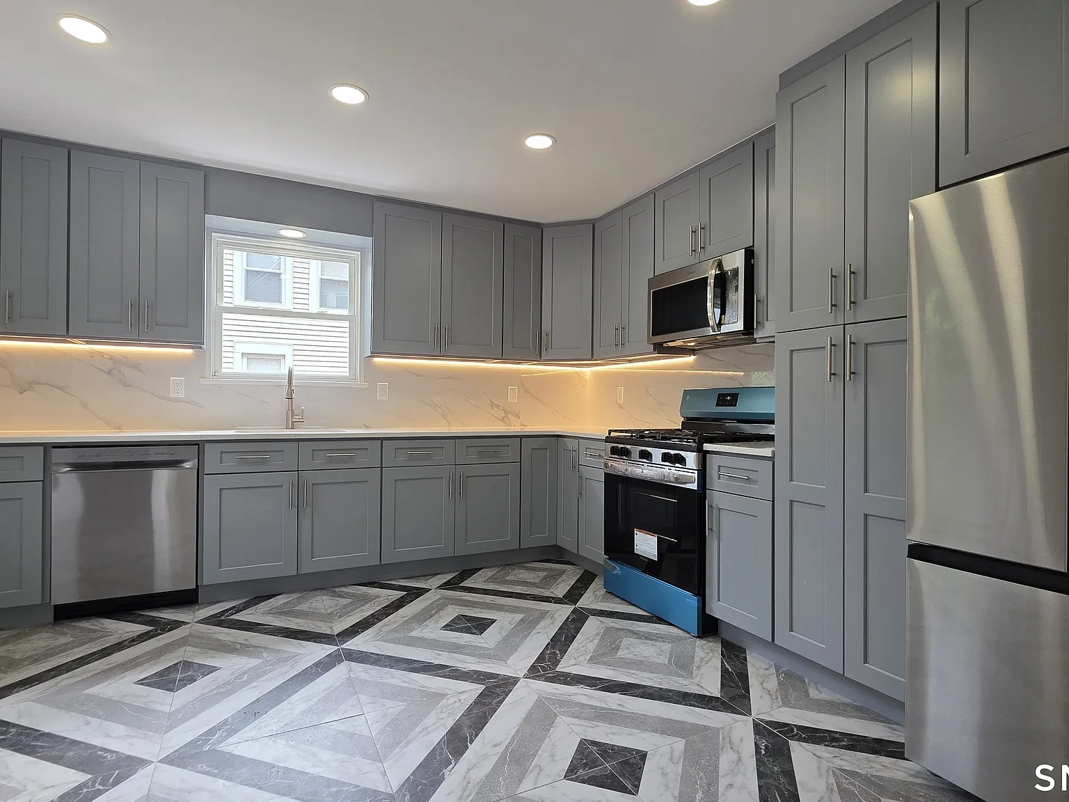 3 bed, 1.0 bath, 1156 sqft, $3,500 — Photo 2