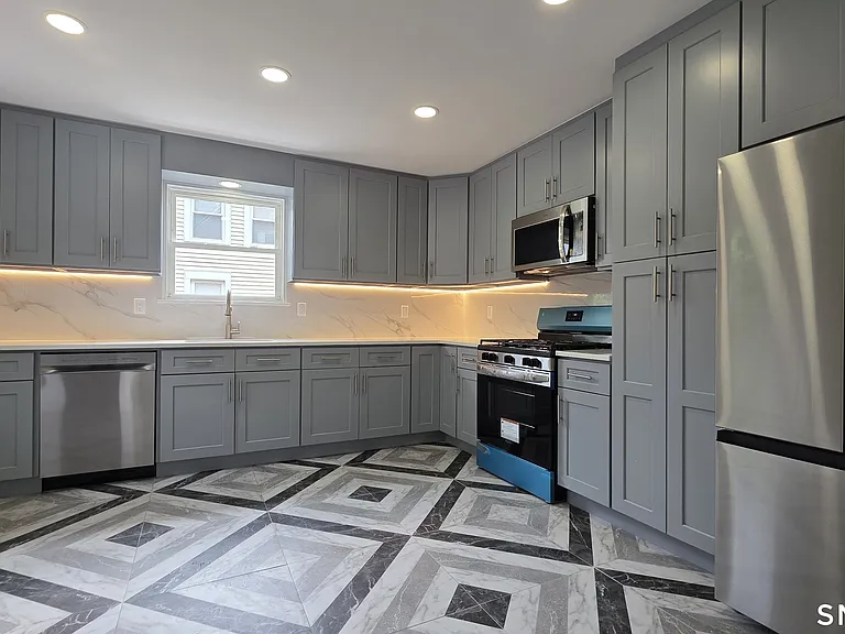 782 Center St — Photo 2