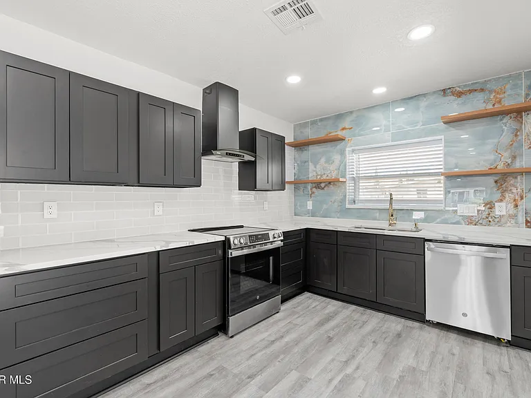 3221 N Stanton St — Photo 16