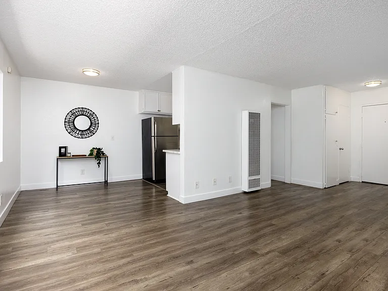 6021 Carlton Way — Photo 9