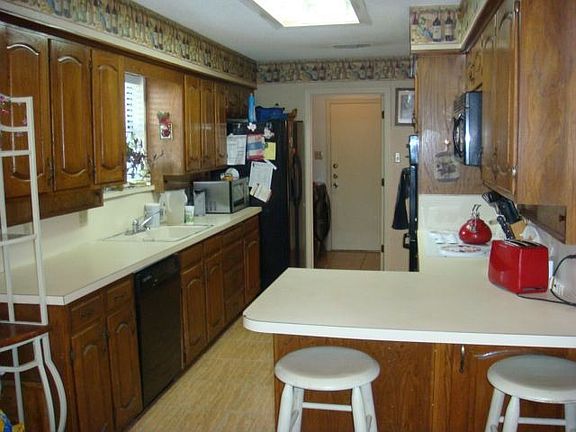 Kitchen with yards of counterspace