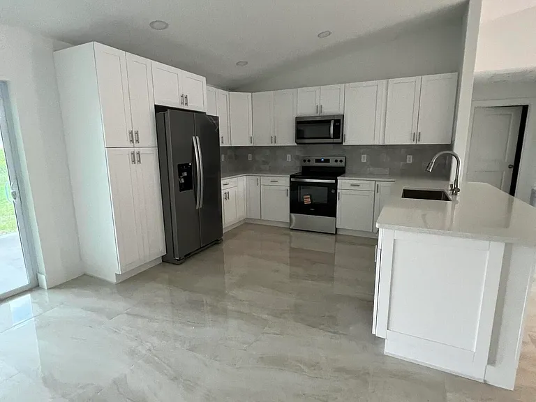 1625 Waneta St SE — Photo 4