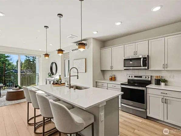 14598 Westminster Way N #304, Shoreline, WA 98133